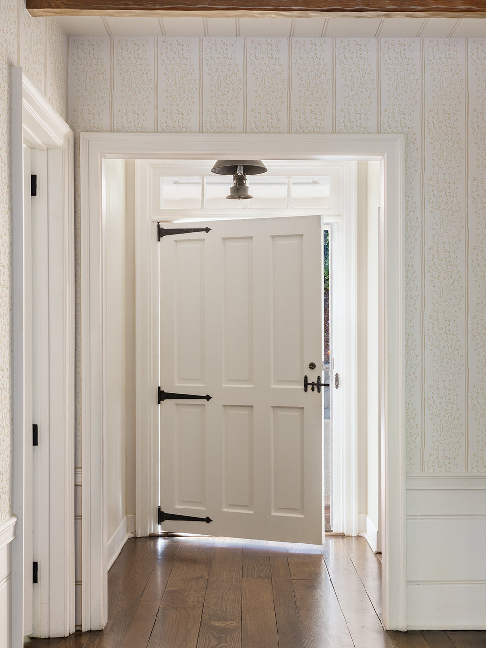hillhouse-floral-disty-wave-wallpaper-by-nathan-turner-goldgreen