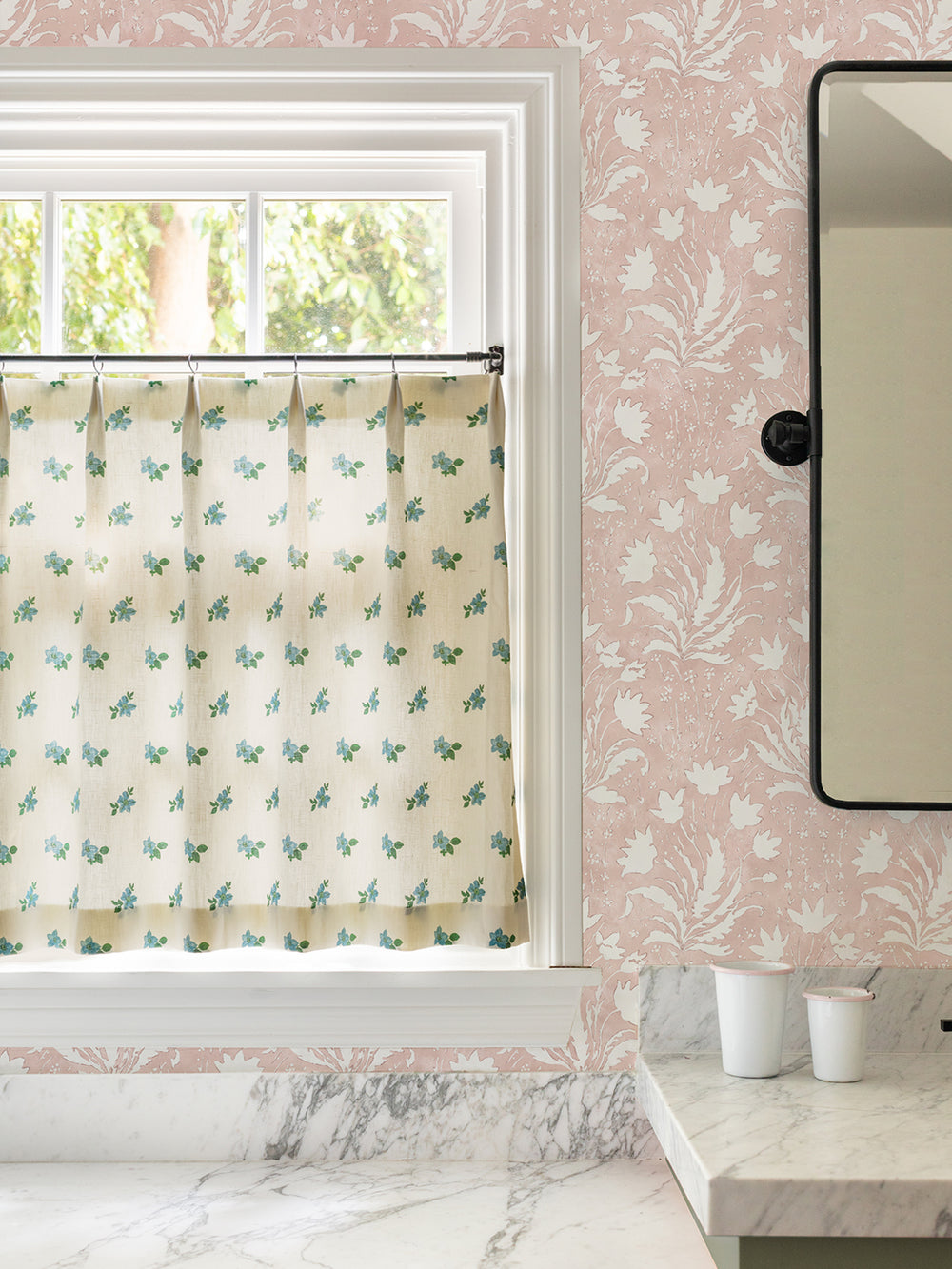 hillhouse-floral-one-color-wallpaper-by-nathan-turner-pink