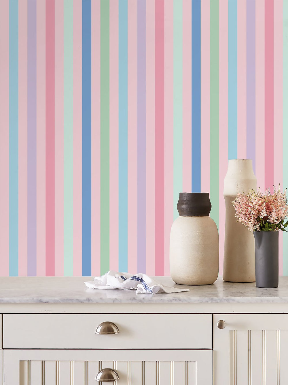 bend-and-snap-stripe-wallpaper-by-barbie-ballet-slipper