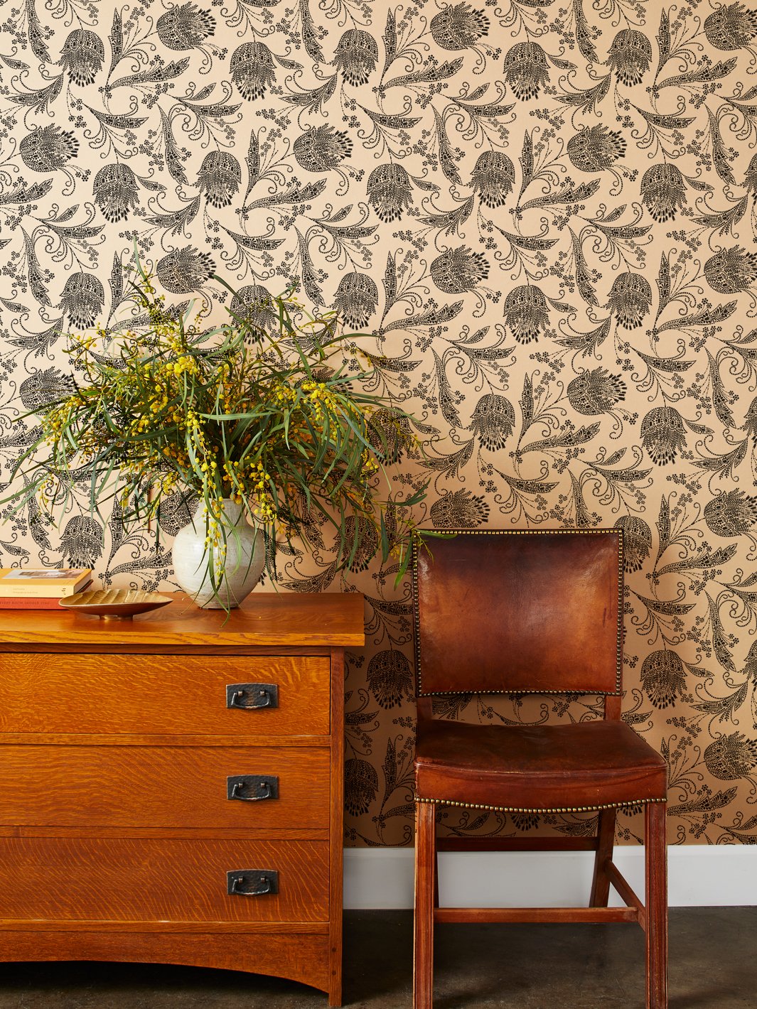 eleanor rigby kraft wallpaper black