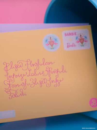 Papier peint « Barbie™ Land Post Office » par Barbie™ - Rose