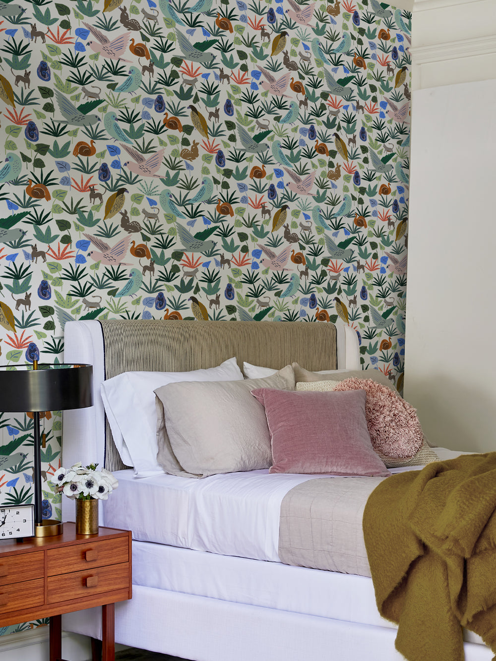 bright-animales-wallpaper-by-tea-collection-white