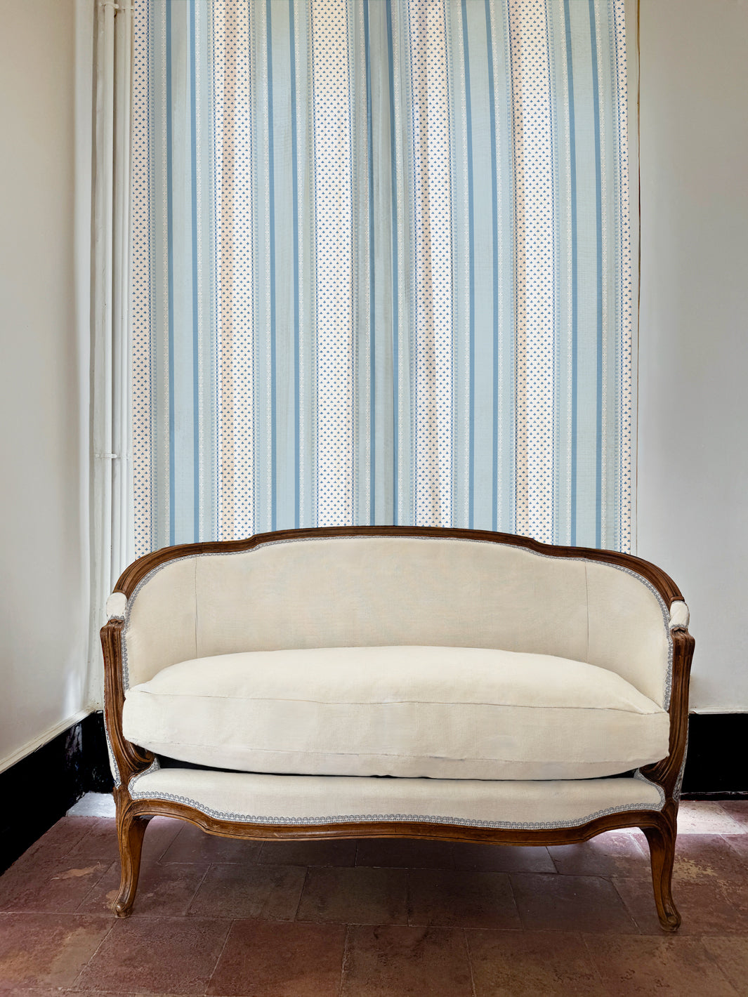 'Fleur de Lis Raylée' Linen Fabric by Clare V. - Powder Chambray