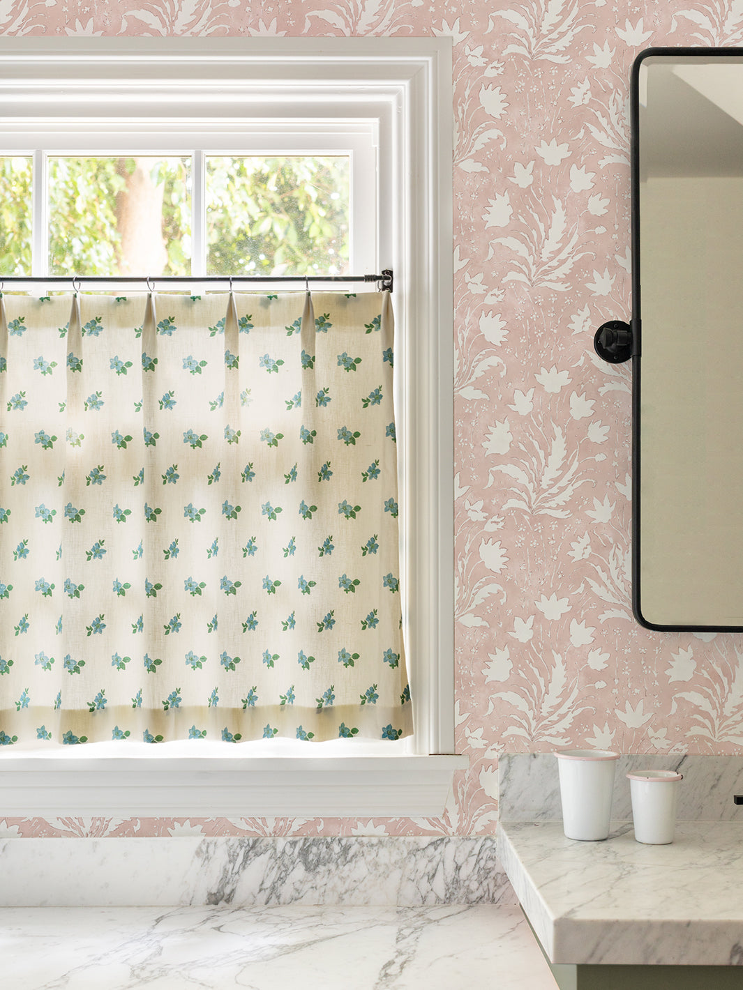 hillhouse-floral-one-color-wallpaper-by-nathan-turner-pink