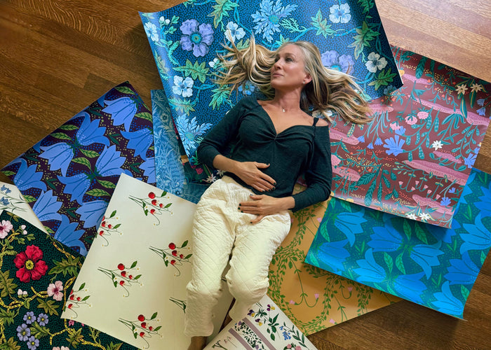 <strong>Why we</strong> <em>collaborated on this collection with this artist! </em>