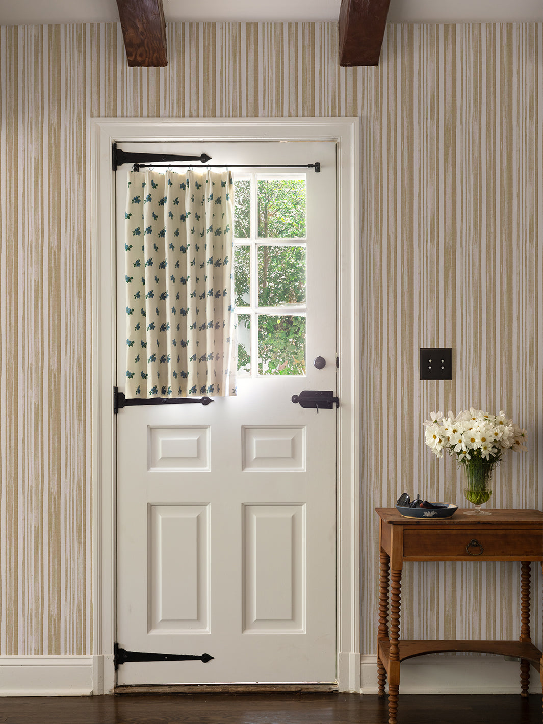 stuart-stripe-wallpaper-by-nathan-turner-gold
