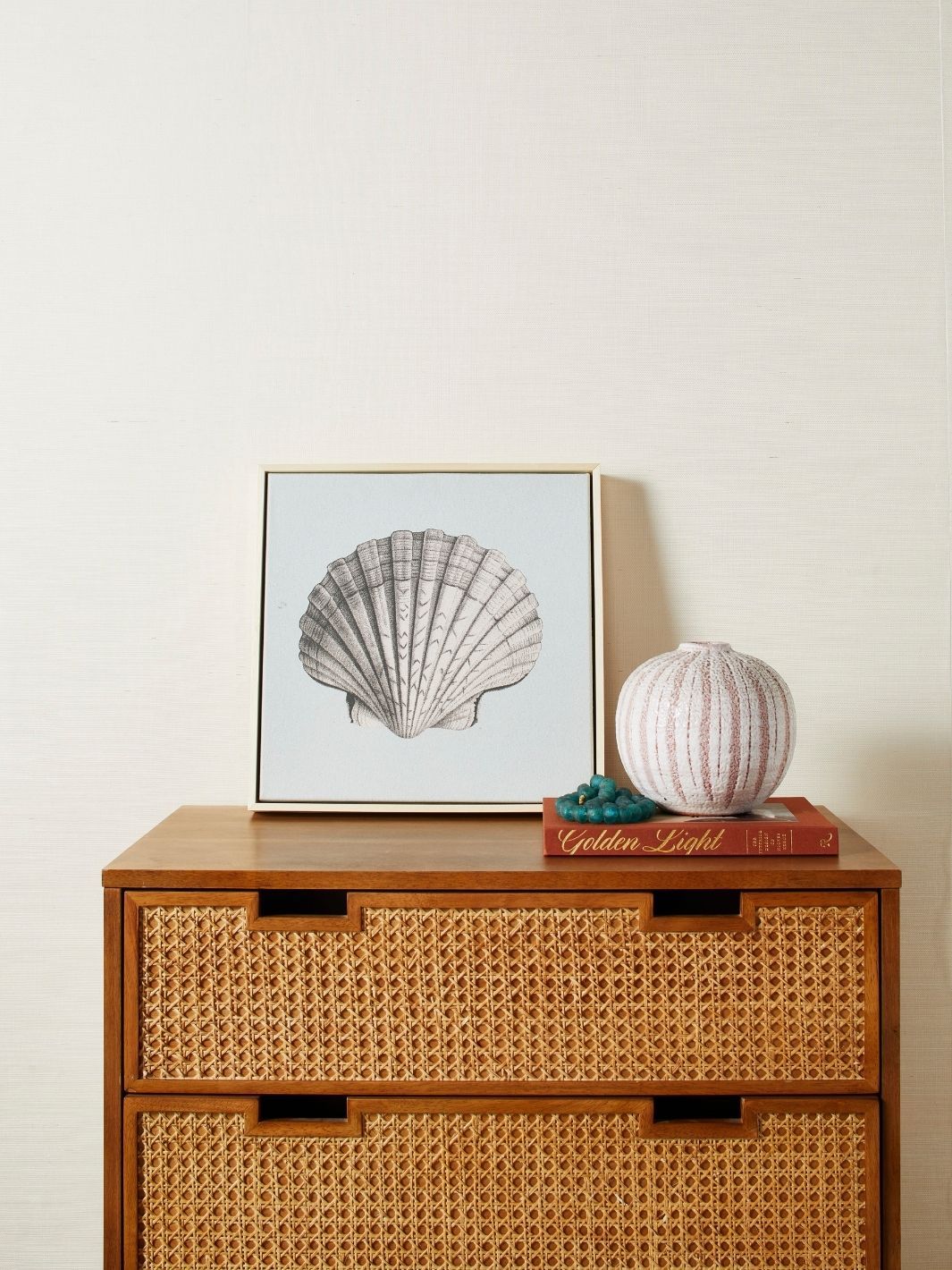 « Scallop Shell Blue » par Nathan Turner sur toile naturelle encadrée