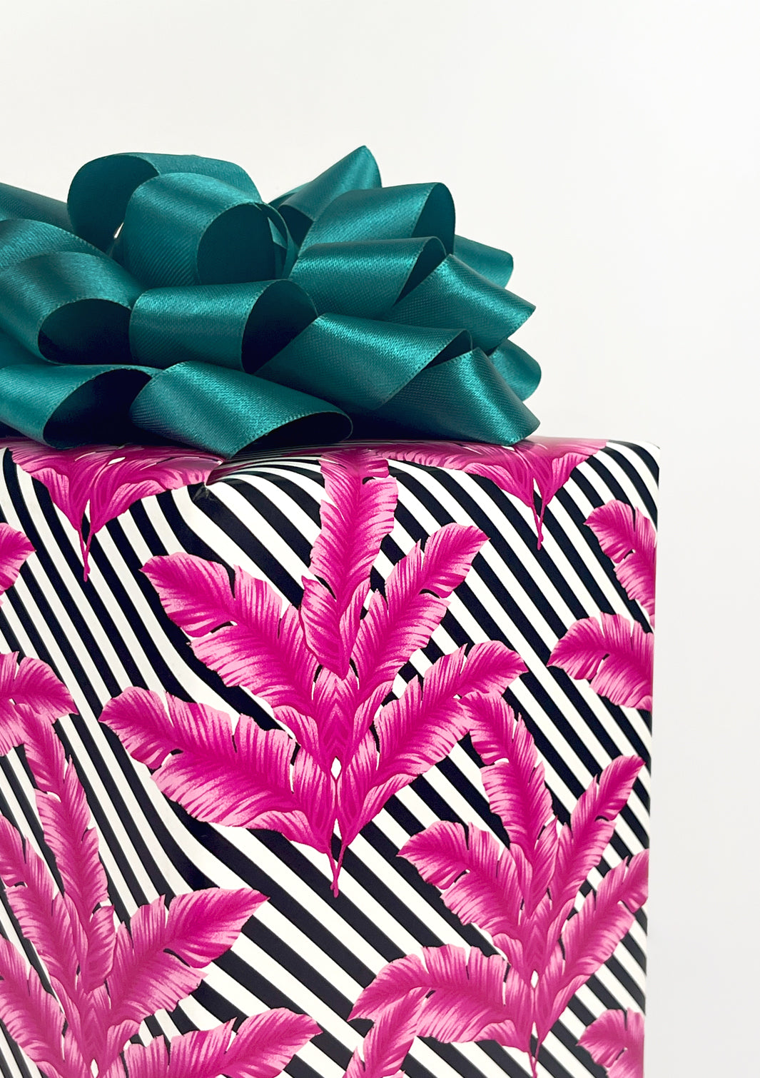 Barbiestyle™ Isla Palm Gift Wrap - 219 Barbie™ Pink & Black