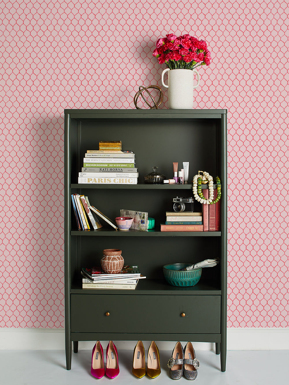 evelyns-chicken-wire-wallpaper-by-sarah-jessica-parker-punch-on-pink