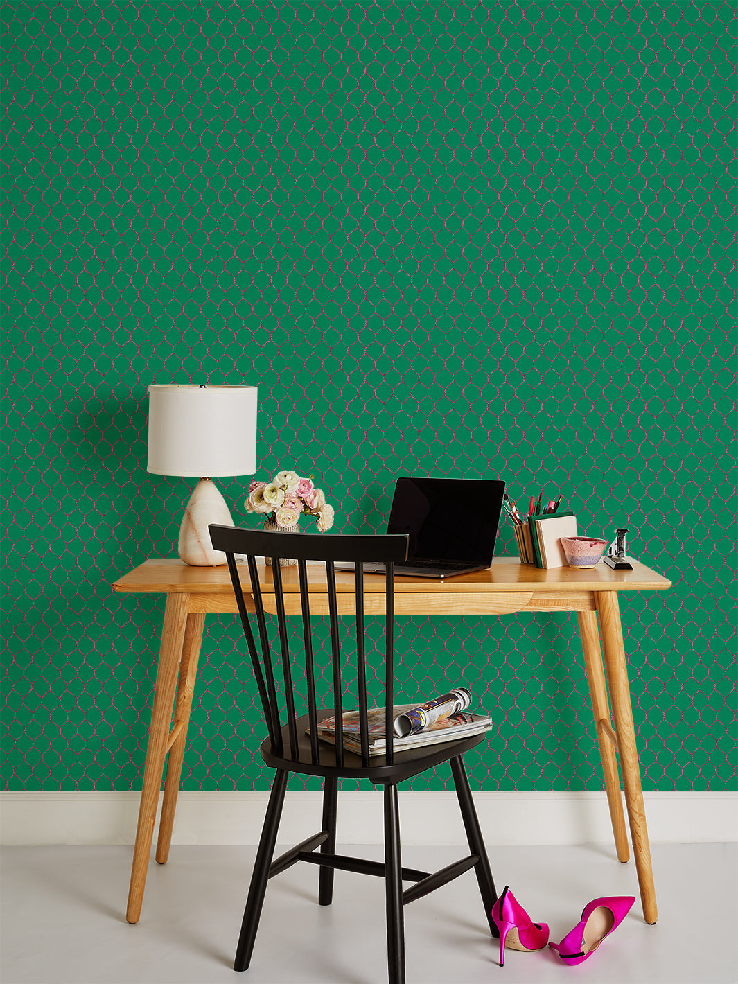 evelyns-chicken-wire-wallpaper-by-sarah-jessica-parker-raspberry-on-emerald