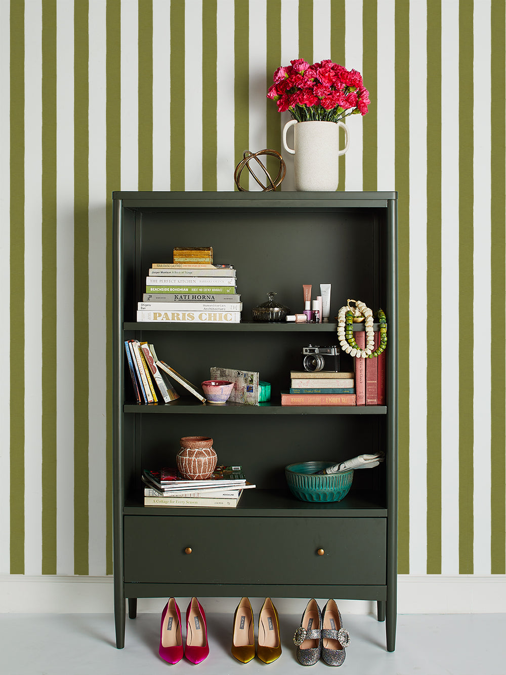 grosgrain-stripe-on-white-wallpaper-by-sarah-jessica-parker-olive