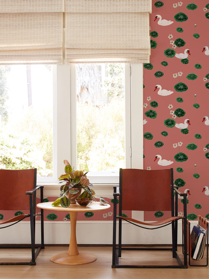 Papier peint « Lily Pad Lake » par Carly Beck - Rose
