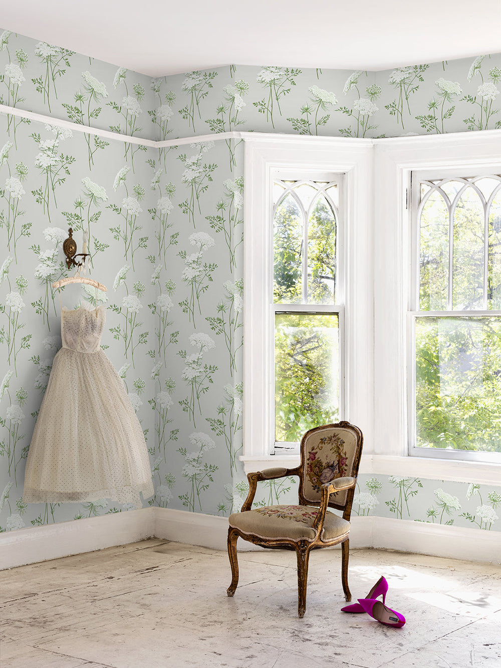 the-queens-lace-wallpaper-by-sarah-jessica-parker-silver