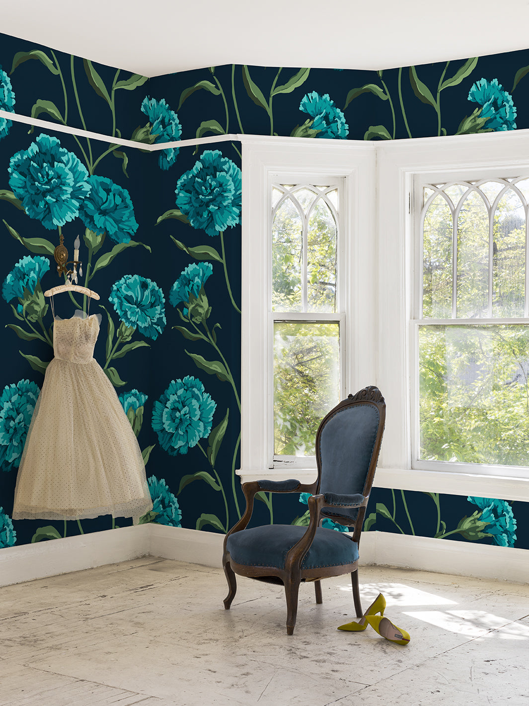 townhouse-mural-wallpaper-by-sarah-jessica-parker-peacock-on-deep-navy
