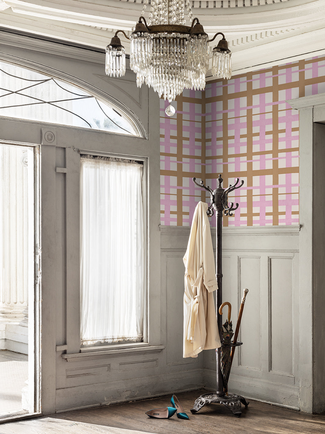 crosstown plain on white wallpaper by sarah jessica parker pecan slipper