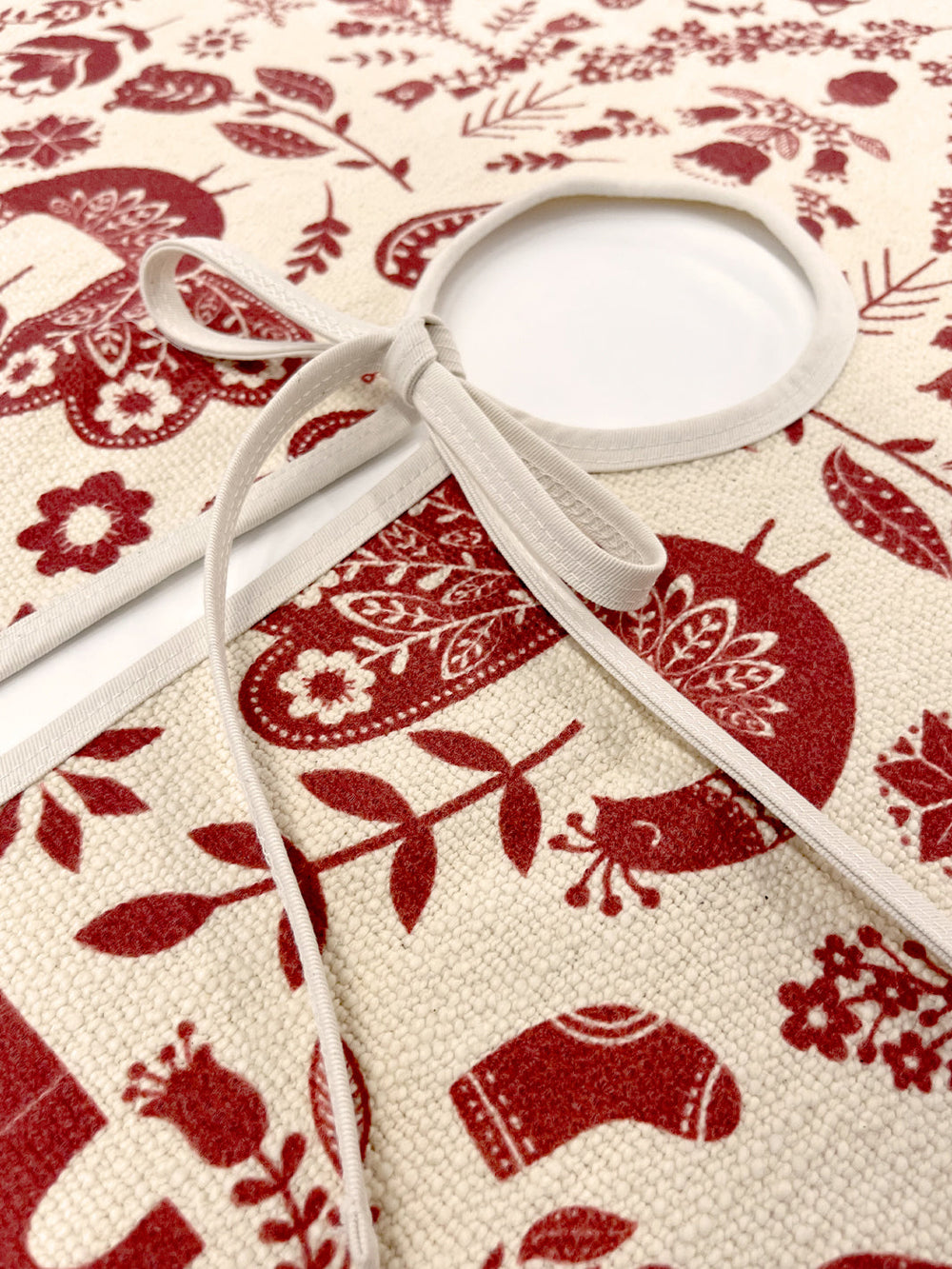alisal holiday tree skirt red